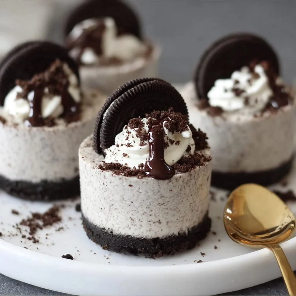 Mini No-Bake Oreo Cheesecakes Oreo cheesecakes Delicious Mini No-Bake Oreo Cheesecakes topped with crushed Oreos