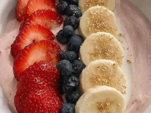 5-Minute Fruit Smoothie Bowl (with Greek Yogurt)