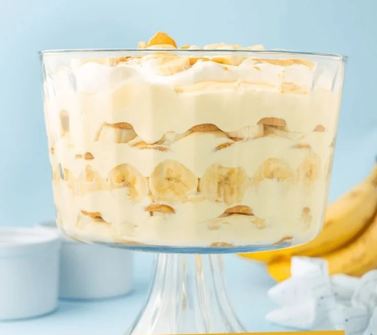 Delicious Banana Vanilla Wafer Pudding topped with fresh bananas and vanilla wafers